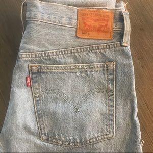 Size 8 light wash Levi jeans